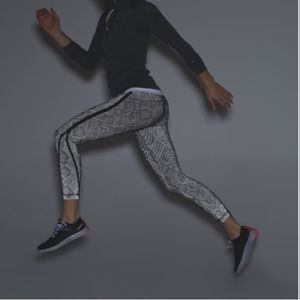 Pace tight full on luxtreme lights out : lululemon sz 4